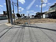 広がる青空の下、整然と並ぶ車列が日常の活気を感じさせます。