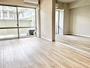 ニュートラルな色調でまとめられた空間が、住まう人の個性を引き立てる穏やかな余白を生み出しています。