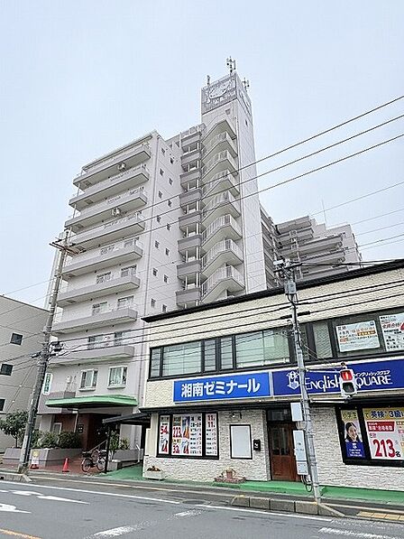 街並みに溶け込みながらも存在感を放つ、端正で落ち着いた佇まいの外観です。
