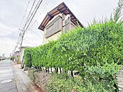 豊かな緑が街並みに静かに溶け込み、穏やかな時間が流れる落ち着いた住環境です。