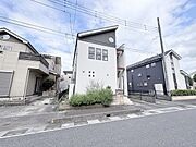 洗練されたフォルムが街並みに馴染む、落ち着きのある佇まいの住まい。