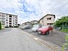 周辺環境に溶け込み、落ち着いた住まいとの調和を感じさせる日常的な風景が広がっています。