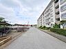 外観：空が広く見渡せるゆとりある敷地は、穏やかで落ち着いた日常を育む心地よい空間が広がっています。