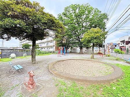 豊かな緑が安らぎをもたらし、住まいのそばで四季の移ろいを感じられる穏やかな環境が広がっています。