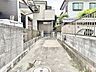 外観：周囲の住宅と調和し、静かな落ち着きを感じさせる住まいへのアプローチ空間です。