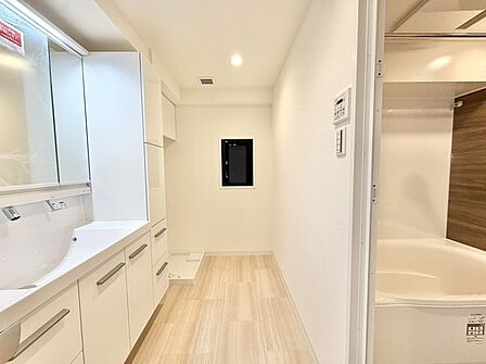 脱衣所も広く、室内洗濯機置き場付き。