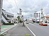 外観：エントランス前の道路の様子です。