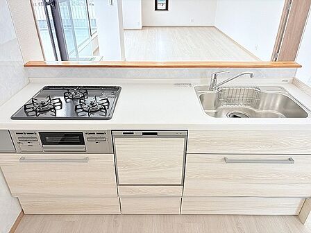 白木調の質感が空間全体に自然な調和をもたらし、住まいの中心として日々の暮らしを穏やかに整えてくれます。