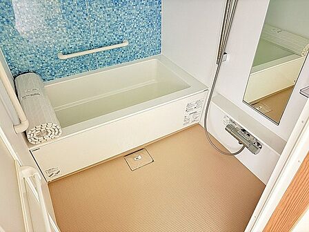 爽やかな青色の彩りがアクセントとなり、日々の疲れを心地よく癒やしてくれる穏やかな空間が広がります。