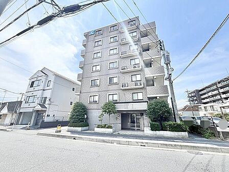 落ち着いた色合いの外壁が街並みに溶け込み、日々の暮らしに安らぎを感じさせる佇まいです。