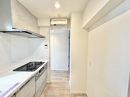 収納スライドをぐっと開けばお鍋や調味料をどんどんしまえる大収納。キッチンはいつもキレイ。