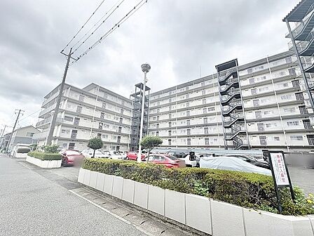 落ち着いた住宅街に馴染む、日々の生活を支える安定感のある佇まいが魅力です。