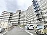 外観：落ち着いた佇まいを見せる、住環境としての安心感と重厚さを兼ね備えた大規模な住棟です。