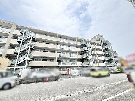 周囲の街並みに馴染む落ち着いた佇まいで、日々の暮らしを穏やかに支える住環境が整っています。