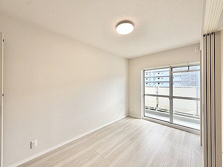シンプルで無駄のない空間が、日々の暮らしに静かな落ち着きをもたらしてくれます。