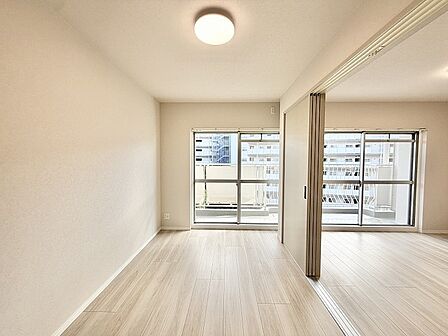 無駄を削ぎ落としたシンプルな空間が、住まう方の感性に寄り添い、日々の暮らしに穏やかな落ち着きをもたらします。