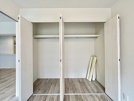 余白を活かしたシンプルな設計で、日々の暮らしに心地よいゆとりと整然とした空気をもたらします。