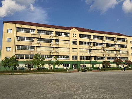 草加市立松江中学校(668m)