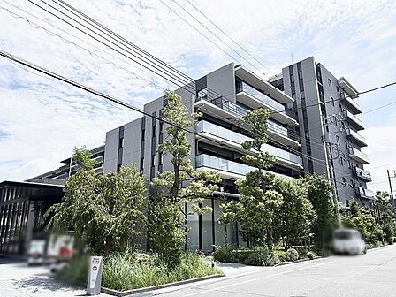 街並みと調和するモダンな外観が、暮らしに上質な落ち着きと安らぎをもたらします。