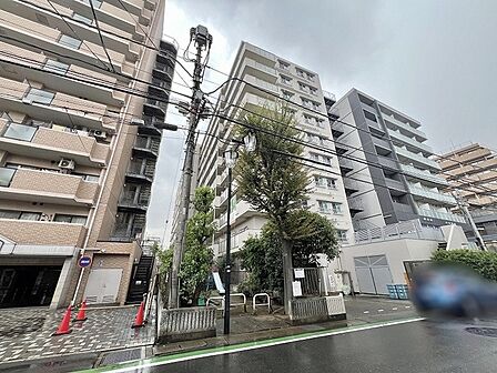 街並みに溶け込む洗練された佇まいが、穏やかで心地よい日常の始まりを予感させます。