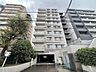 外観：周辺の街並みと調和しながら穏やかな存在感を放つ佇まいが日常に安心感をもたらします