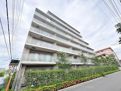 外観:洗練された佇まいが街並みに溶け込む、落ち着きと気品を纏う外観デザイン。 外観:洗練された佇まいが街並みに溶け込む、落ち着きと気品を纏う外観デザイン。