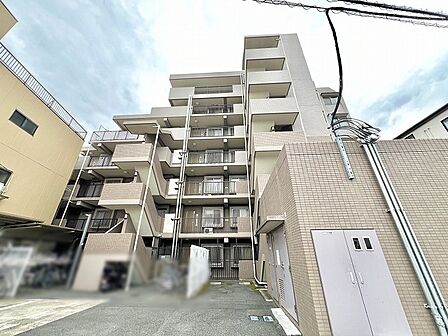 街並みに調和する落ち着いた佇まいと、確かな存在感を放つ外観デザインです。