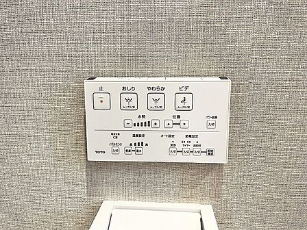 落ち着いた色合いの壁面にすっきりと収まる機能的な設備が心地よい空間を演出する