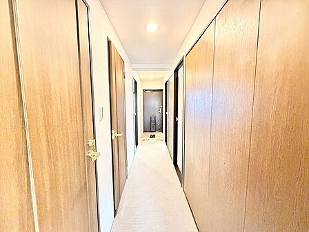 木の温もりが心地よい風合いに包まれ、日々の暮らしへ穏やかに誘う廊下空間。