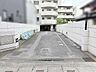 エントランス：白を基調とした壁面と整えられたアプローチが静寂と品格を漂わせる空間