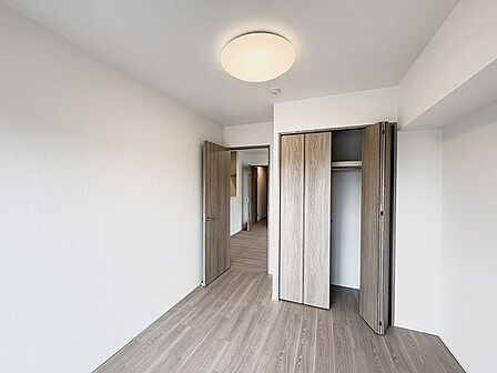 木目の美しい建具がアクセントとなるシンプルで落ち着きのある空間です