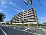 外観：青空に映える堂々とした佇まいが、日々の暮らしに心地よい開放感をもたらす外観です。