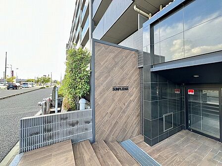 洗練された木目調のデザインと落ち着いた色合いが調和する、心地よいアプローチです。