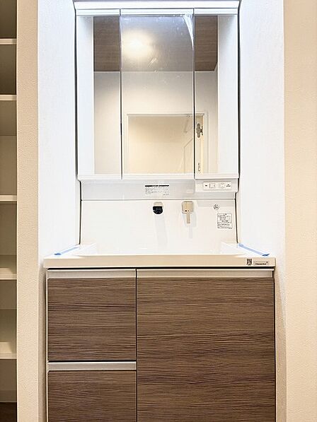 すっきりと整えられた空間に木目が上品なアクセントを添える心地よい場所