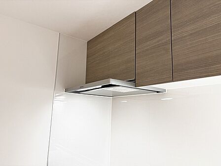 洗練された木目調のデザインと機能性が調和する落ち着いた空間