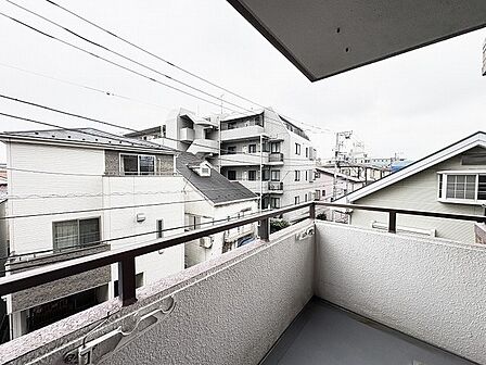 周辺の街並みを穏やかに望むバルコニーは、開放感と落ち着きのある心地よい空間です。