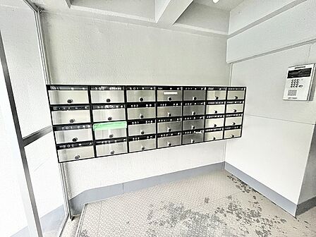 すっきりと整えられた空間が安心感をもたらす心地よい共用部分です