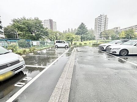 ゆとりあるスペースを確保しスムーズな出入庫を叶える整えられた敷地内の光景