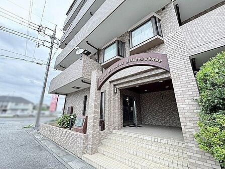 重厚感のあるタイル貼りのアプローチが日常に品格をもたらします