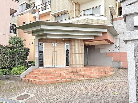 温かみのあるタイルとデザイン性の高い設えが住まう方を穏やかに迎えるエントランス