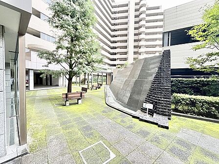 緑豊かな中庭が広がり、穏やかな時間を過ごせる心地よい共用スペースです。