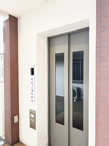 タイル貼りの柱がアクセントを添える、落ち着いた佇まいの共用スペース