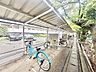 緑の木々に囲まれた、綺麗に整理整頓された使いやすい駐車スペースです。