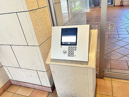来訪者を優しく迎える落ち着いたエントランスの設えが安心感を醸し出します。