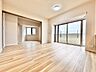 リビング/ダイニング：連続する空間が生み出す心地よい開放感と柔らかな木目が調和する穏やかな時間