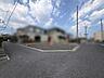 外観：角地につき、開放感に恵まれる住居がここに。 