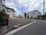 外観：車通りの少ない閑静な住宅地、のびのびした子育てに適します。 