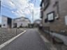 外観：車通りの少ない閑静な住宅地、のびのびした子育てに適します。 
