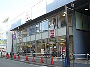 ユニクロ 徒歩12分。その他小売店 930m