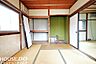 寝室：■■本日内覧可能■■阪急宝塚線「服部天神」駅徒歩12分・「庄内」駅徒歩14分！2階建て・和室メインの落ち着きのあるお家です♪奥行きのある南向きバルコニー・居住用はもちろん、収益としてもおすすめです！